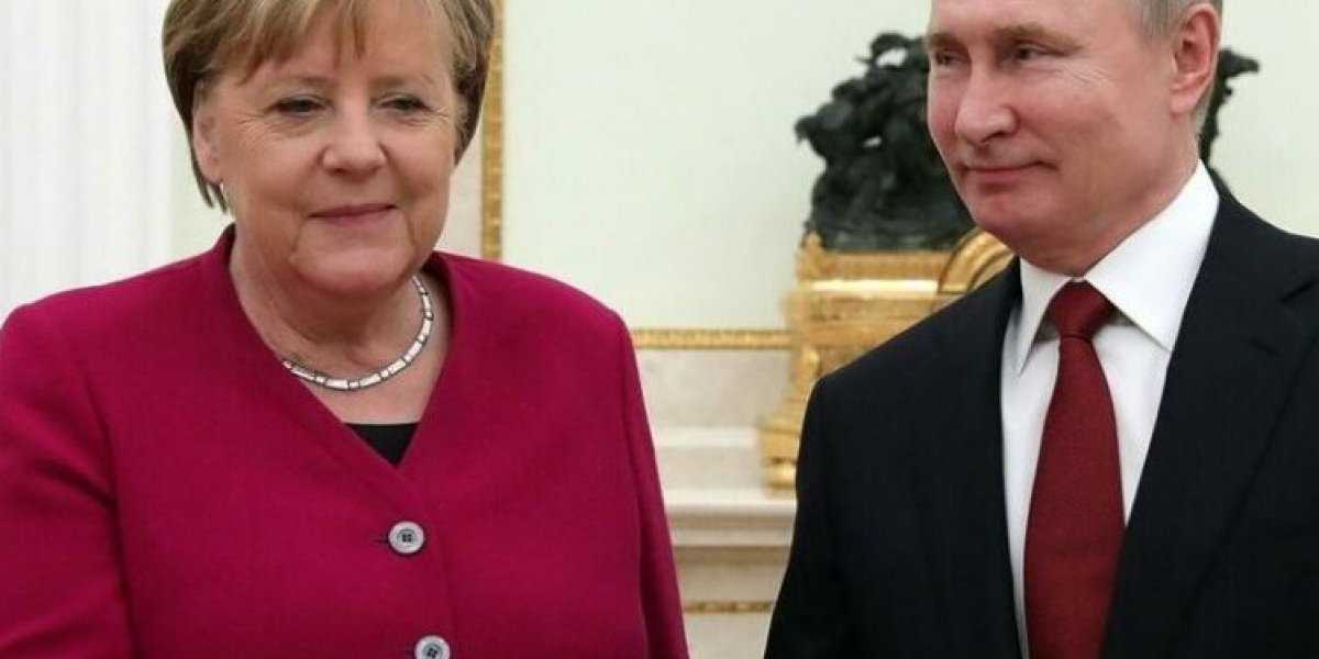 Меркель боялась возврата СССР, а чтобы быть прозападнее — переписала биографию