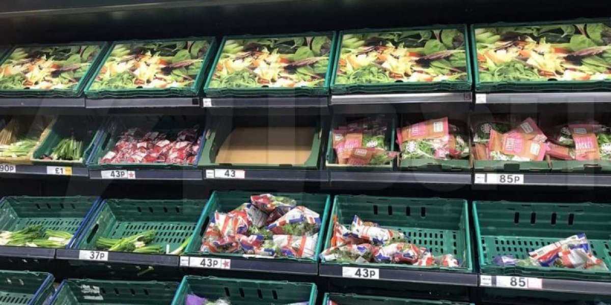 В Англии пустеют полки продовольственных магазинов, и чтобы избежать паники англичане вместо продуктов кладут их фото