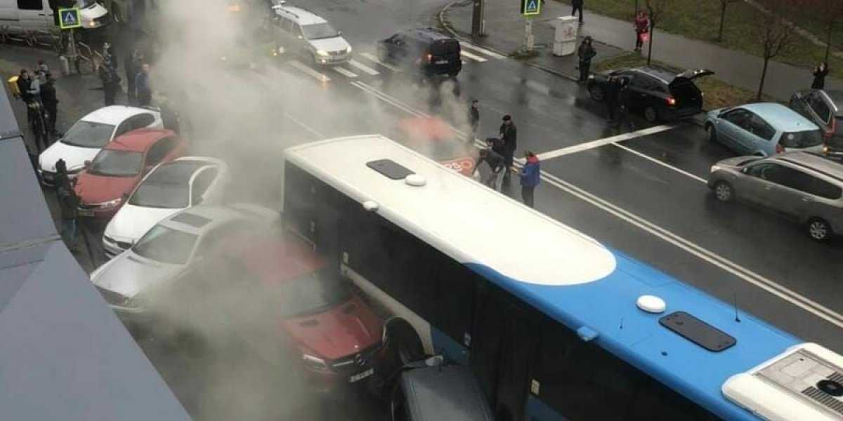 В центре Кишинева автобус протаранил более десятка машин