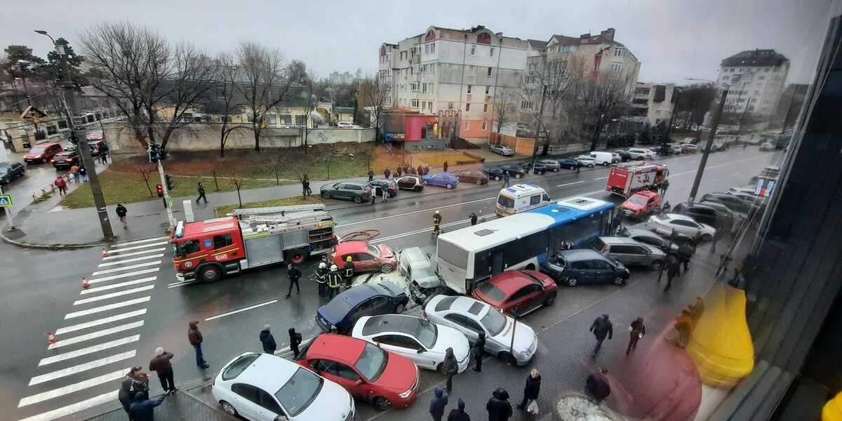 В центре Кишинева автобус протаранил более десятка машин