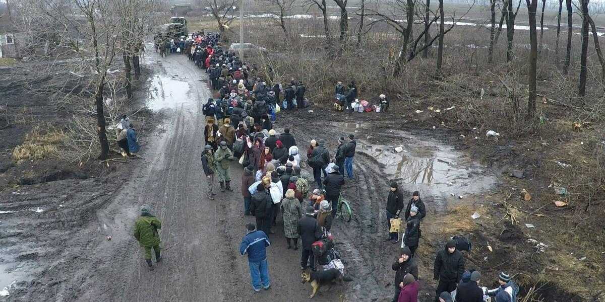 Началось! Жителей Донбасса массово эвакуириуют в Россию: пахнет войной