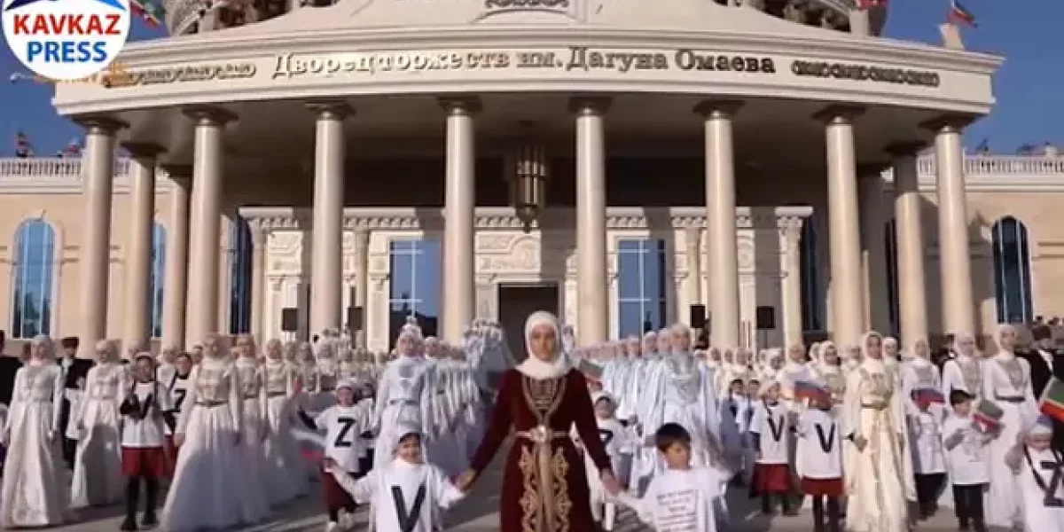 Сербы на коленях молятся за русских воинов. Нескончаемое число