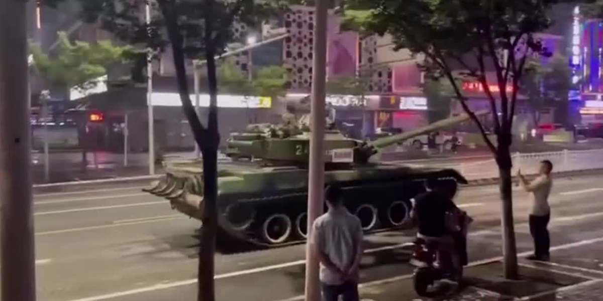 Впервые за 33 года на протестных улицах китайского города появились танки