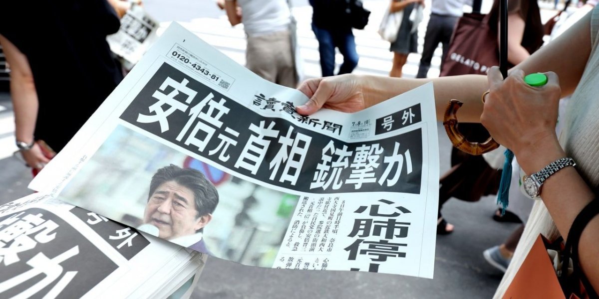 След Китая или несчастный случай? Кто стоит за убийством экс-премьера Японии