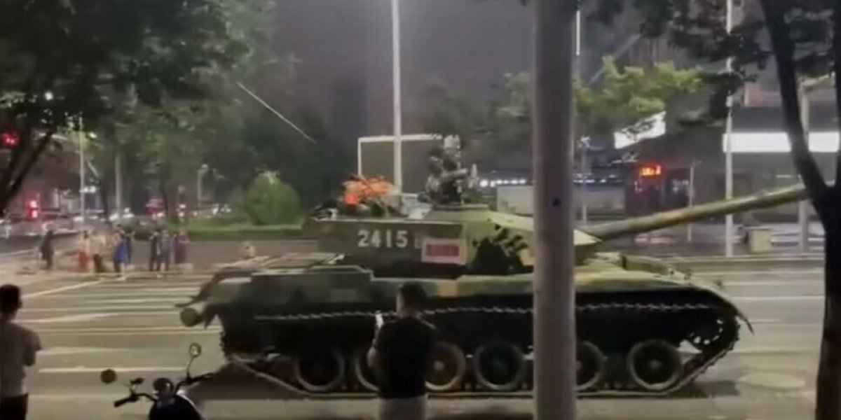 Впервые за 33 года на протестных улицах китайского города появились танки