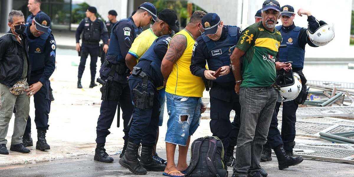 Фашистский мятеж в Бразилии не прошёл — всех пакует полиция
