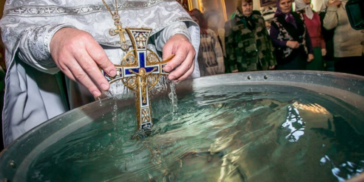 Святая вода на Крещение: когда освящают и набирают воду–18 или 19 января 2023? Какая вода считается целебной, как использовать и хранить святую воду
