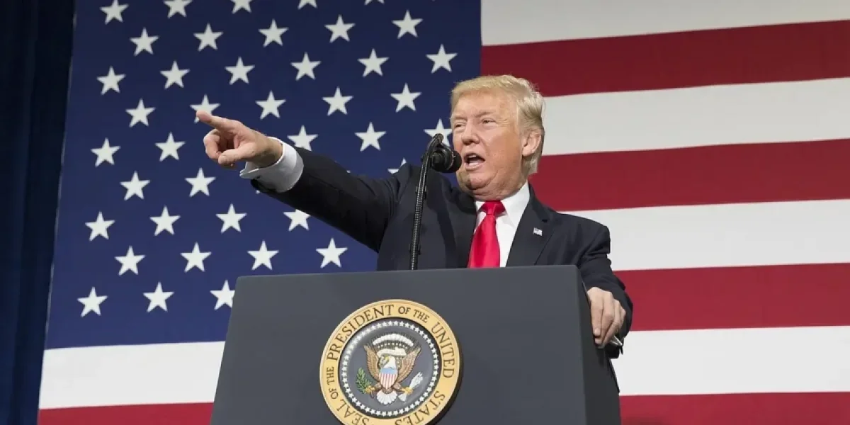 Трамп против БРИКС и Медведева: Угрозы пошлин сменились личными оскорблениями