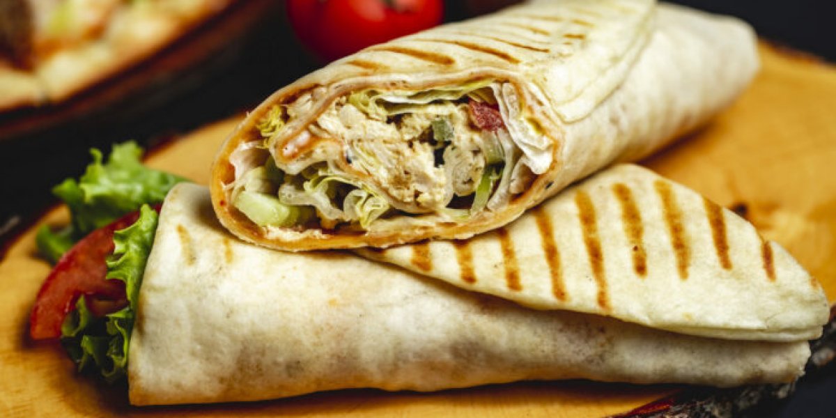 Лавашный ролл с яйцом, сыром и огурцом: хрустящий завтрак за 7 минут