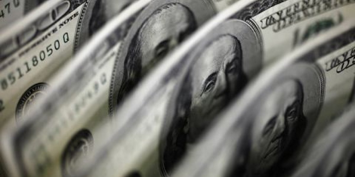 Доллар на краю пропасти: эксперты предупреждают о риске 30%-ного обвала американской валюты