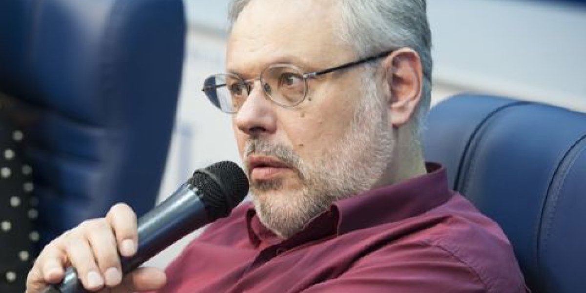 Хазин предупреждает: август принесет удар по рублевым сбережениям россиян Хазин предупреждает: август принесет удар по рублевым сбережениям россиян