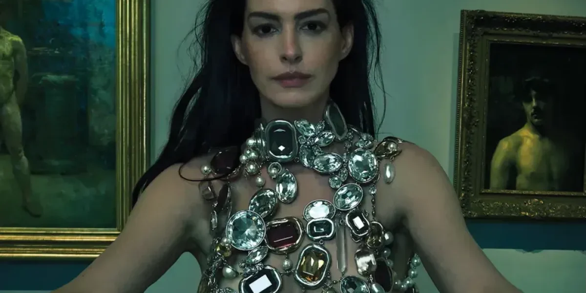 Энн Хэтэуэй в Vogue: смелый образ с топом из драгоценных камней
