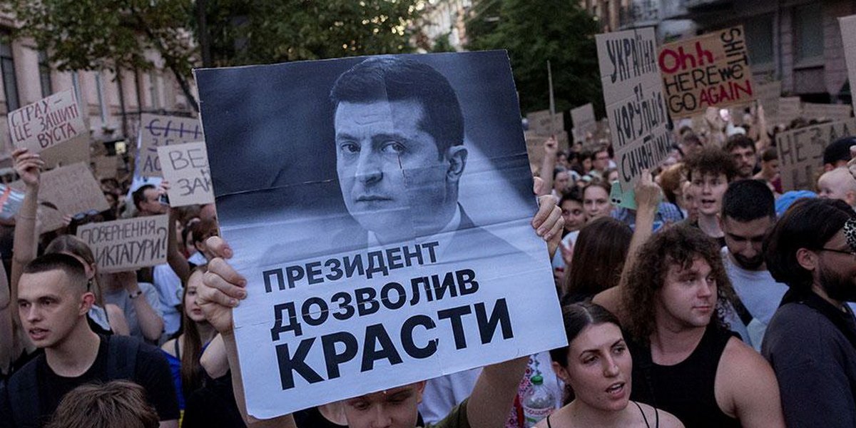 &laquo;Не подавлять протесты&raquo;: Зеленский получил странный приказ от Запада на фоне массовых акций