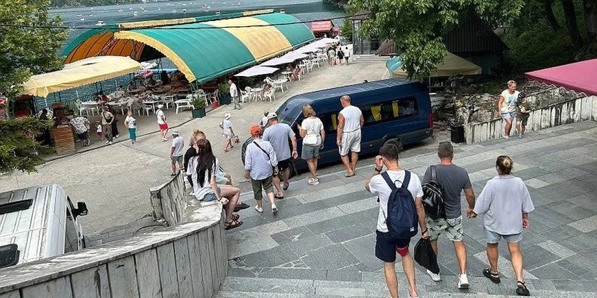 «Вернуться домой живым»: как хаос на дорогах Абхазии превратил отдых в борьбу за выживание «Вернуться домой живым»: как хаос на дорогах Абхазии превратил отдых в борьбу за выживание