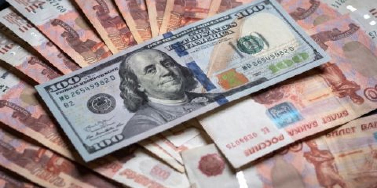 Рубль под контролем: экономист исключает возврат доллара к 100 рублям до конца 2025 года