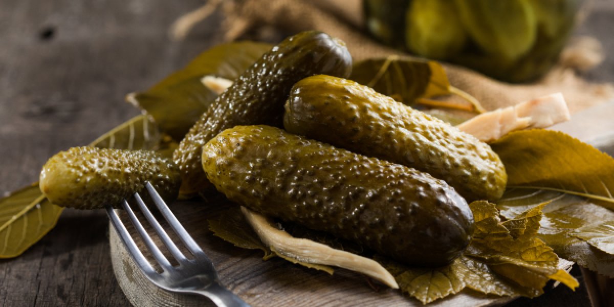 Рубиновое чудо в банке: Как ферментированные огурцы с чесноком и свёклой затмевают маринованные