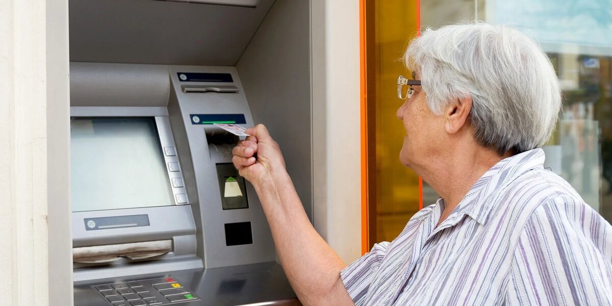 Защита финансов пенсионеров: как новый сервис «второй руки» с 1 сентября изменит правила банковских переводов Защита финансов пенсионеров: как новый сервис «второй руки» с 1 сентября изменит правила банковских переводов