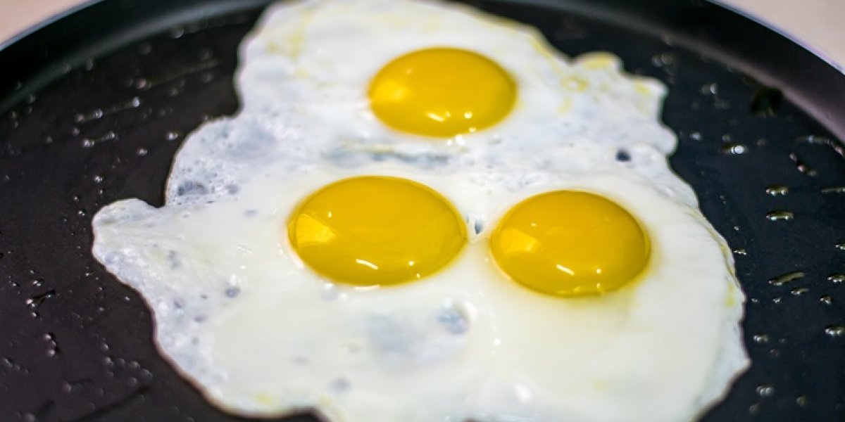Бульон вместо масла: Секрет идеальной яичницы от грамотных хозяек Бульон вместо масла: Секрет идеальной яичницы от грамотных хозяек