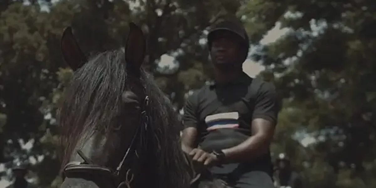 Ещё одна пощёчина Макрону. В Мали сняли клип к Дню флага России Ещё одна пощёчина Макрону. В Мали сняли клип к Дню флага России