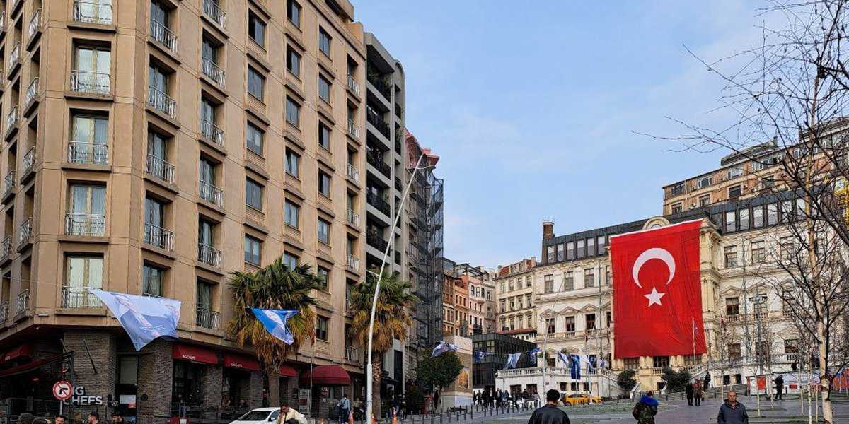 Усидеть на двух стульях: политолог объяснил, как Турция сохраняет связи с Западом и Востоком