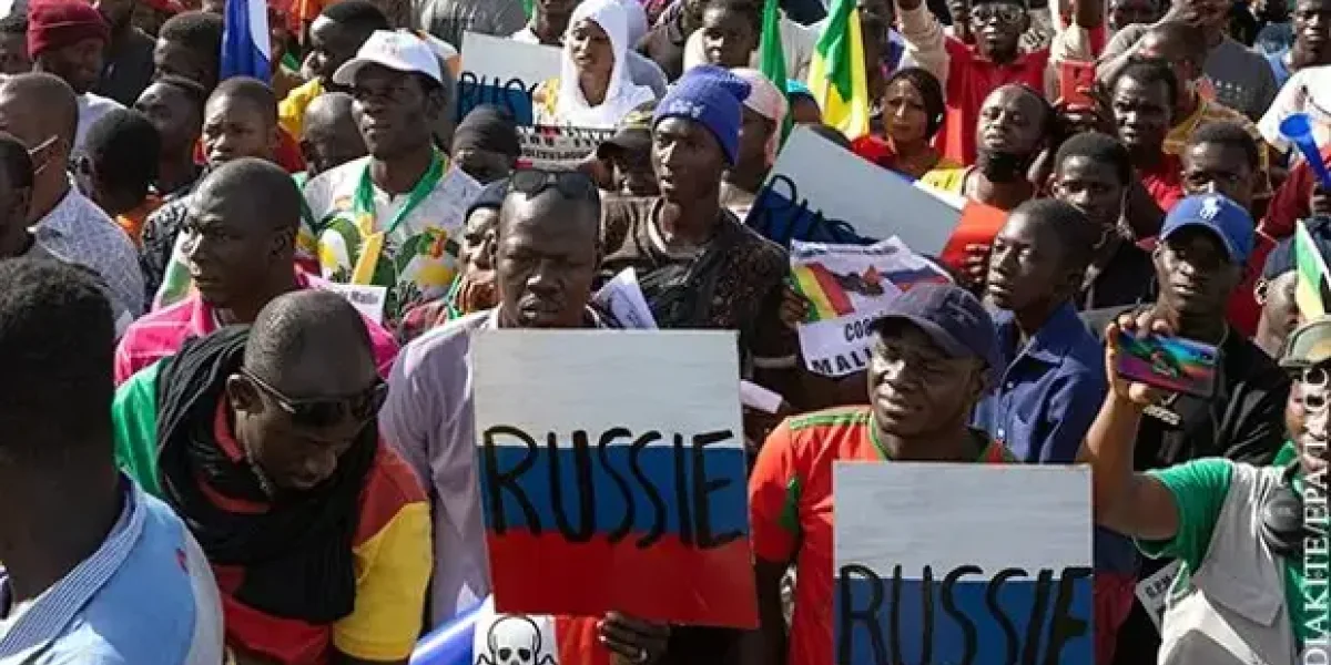 Ещё одна пощёчина Макрону. В Мали сняли клип к Дню флага России Ещё одна пощёчина Макрону. В Мали сняли клип к Дню флага России