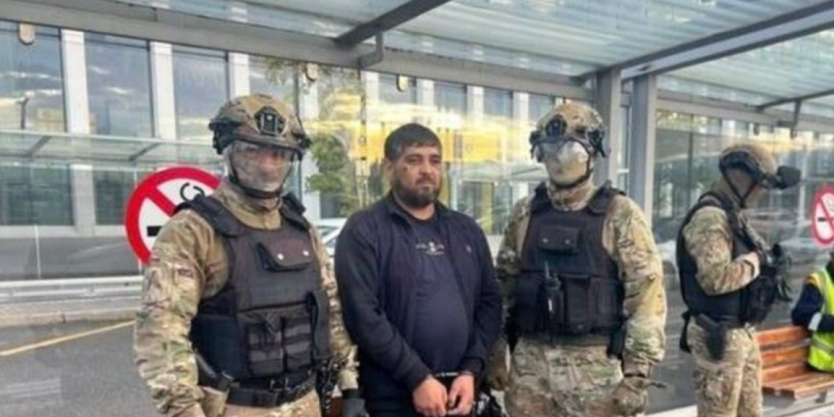 Мигрант, пытавшийся на самосвале совершить наезд на людей, задержан по пути в Азербайджан Мигрант, пытавшийся на самосвале совершить наезд на людей, задержан по пути в Азербайджан