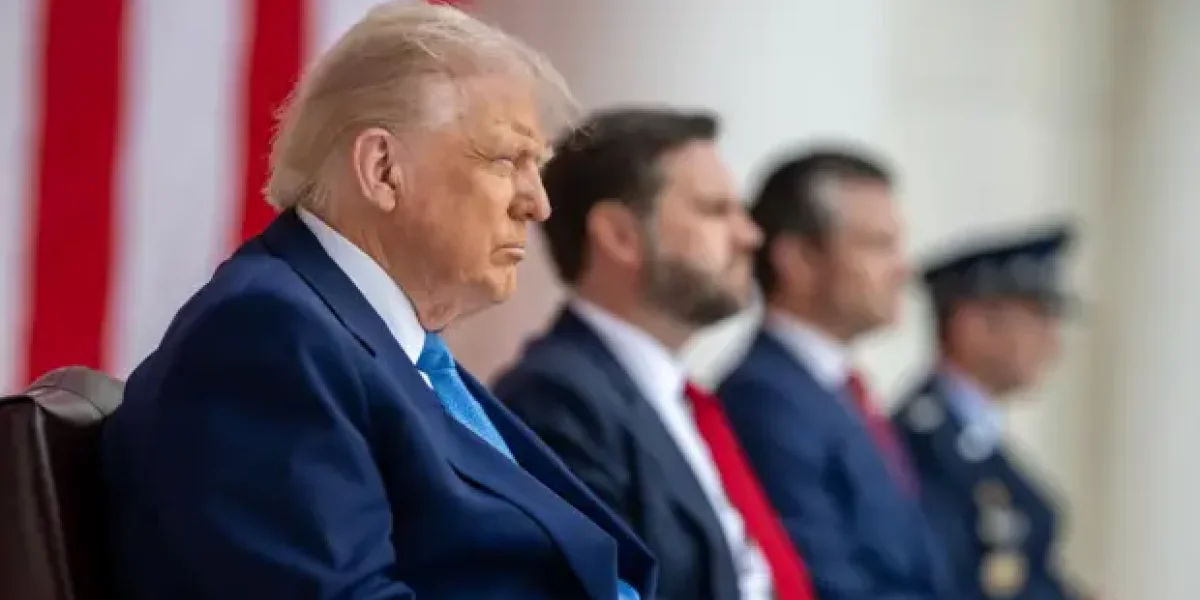 Трамп назвал Вэнса фаворитом на пост следующего президента США Трамп назвал Вэнса фаворитом на пост следующего президента США