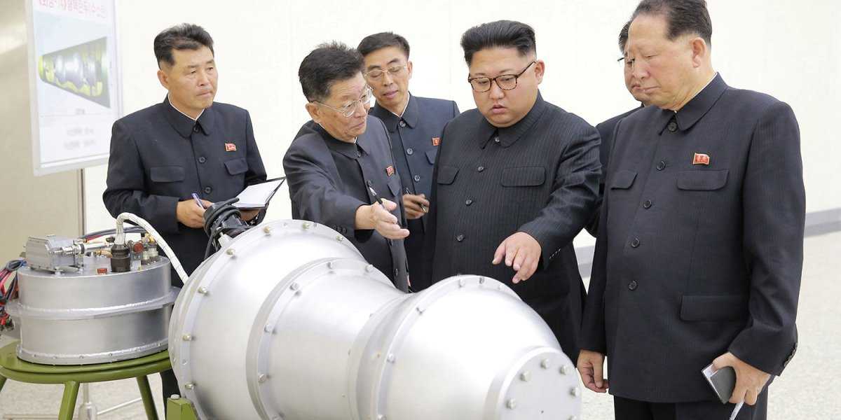 Необычный сувенир: россиянка привезла из КНДР модель ядерной боеголовки