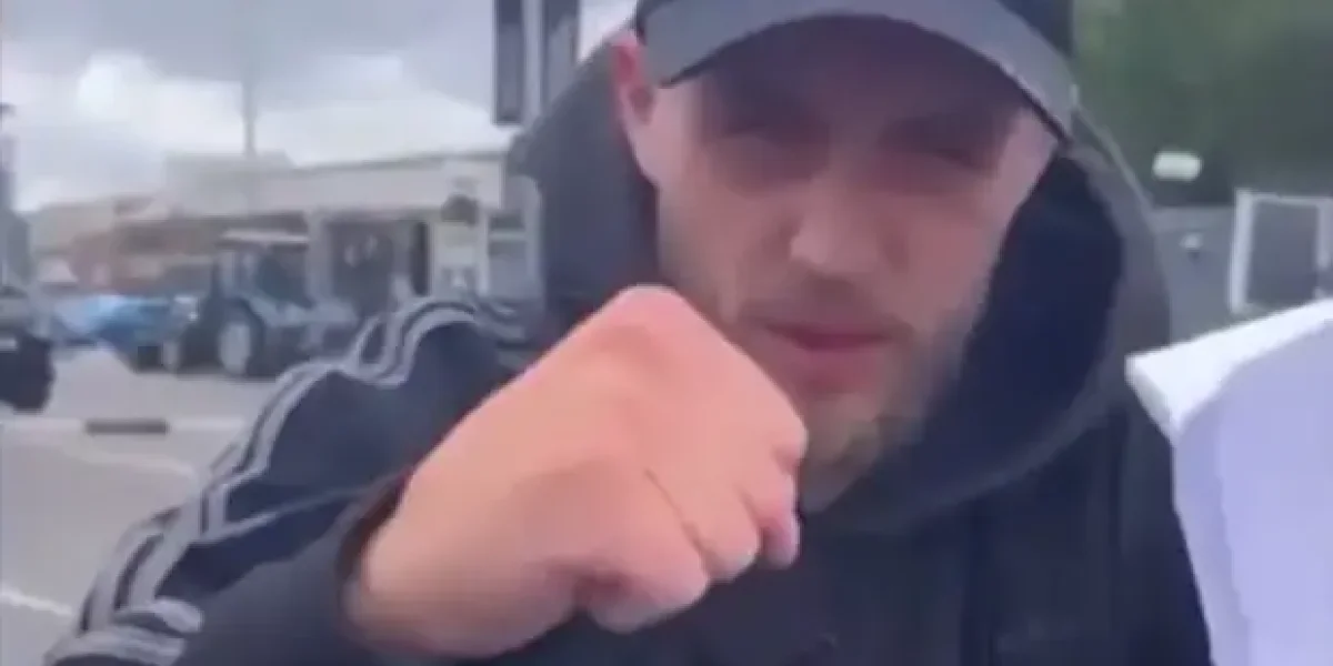 Фронт требует &laquo;буханку&raquo;, но&hellip; Завод УАЗ ушел в отпуск. Волонтер с деньгами &mdash; сбежал за границу