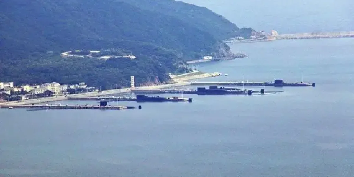 Китайская ядерная подлодка тут же выдвинулась навстречу двум американским. В поддержку нам Китайская ядерная подлодка тут же выдвинулась навстречу двум американским. В поддержку нам