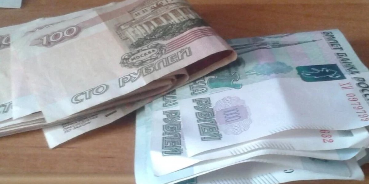 Рубль под ударом: как девальвация скажется на кошельках россиян