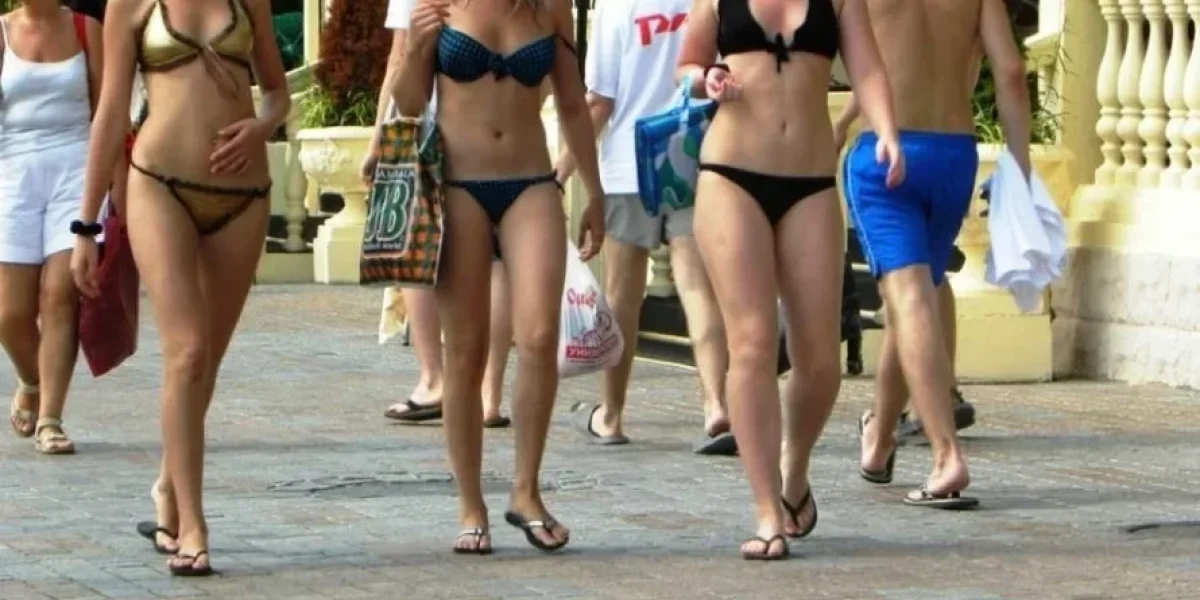 Культурный конфликт на берегу: российские туристы в купальниках вызывают возмущение в Абхазии Культурный конфликт на берегу: российские туристы в купальниках вызывают возмущение в Абхазии