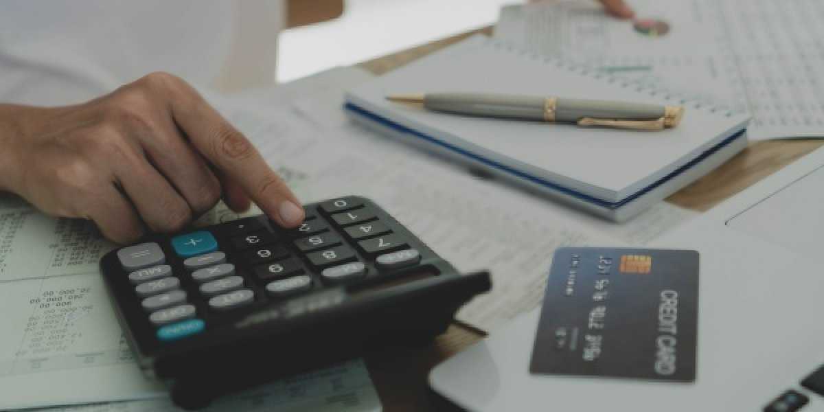 Кредитки с довеском: Как банки навязывают страховки и почему это стало зеркалом долговой ямы Кредитки с довеском: Как банки навязывают страховки и почему это стало зеркалом долговой ямы