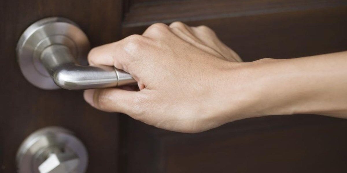 Квартирный рейдерство: как мошенники продают чужое жилье без ведома владельцев