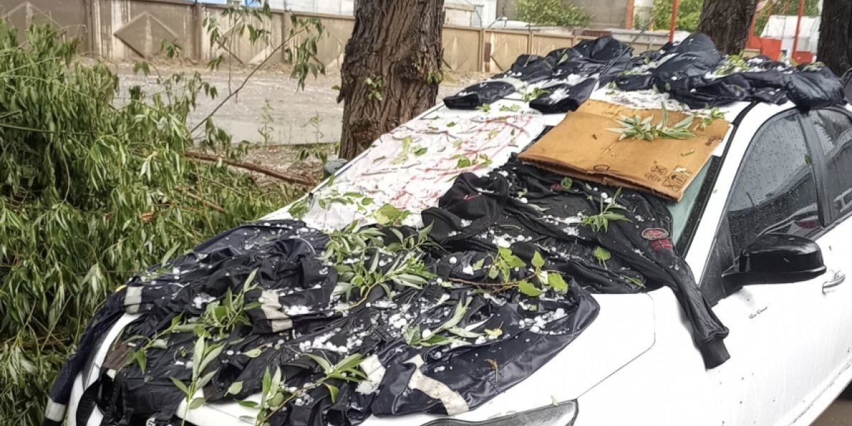 Ульяновск в ледяной осаде: гигантский град разбил машины и пробил крыши