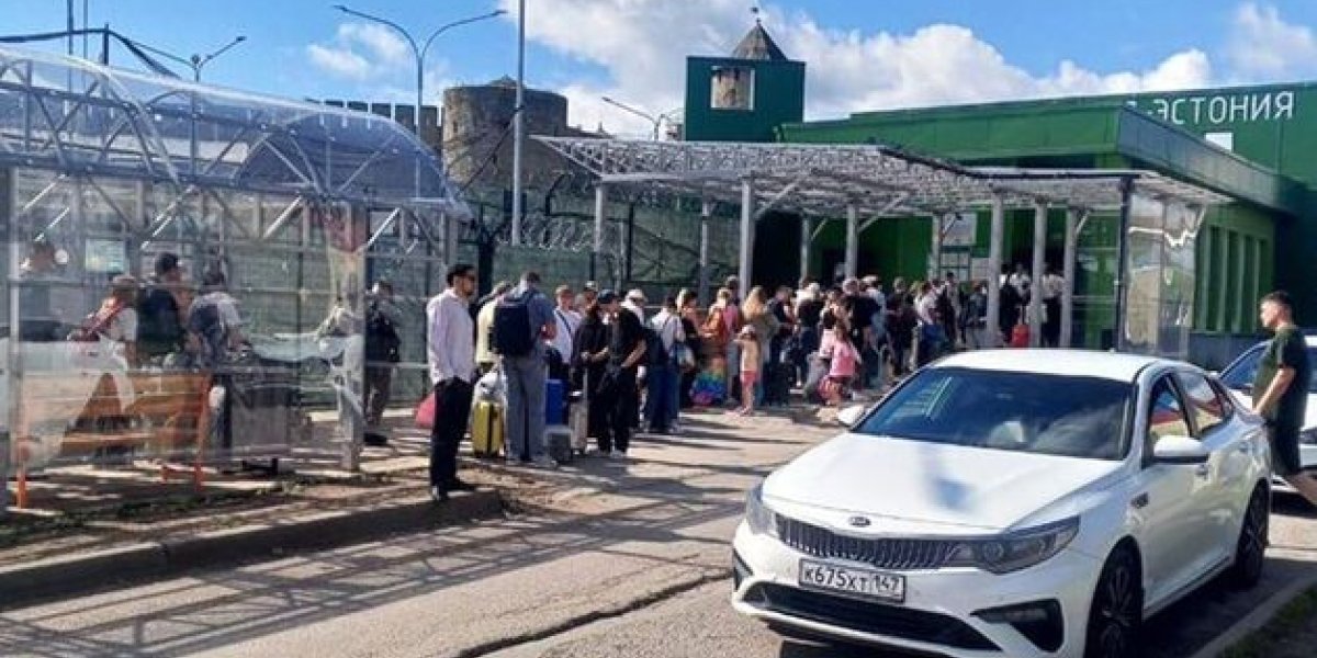 10 часов в пробке: как эстонские пограничники блокируют путь в Россию 10 часов в пробке: как эстонские пограничники блокируют путь в Россию