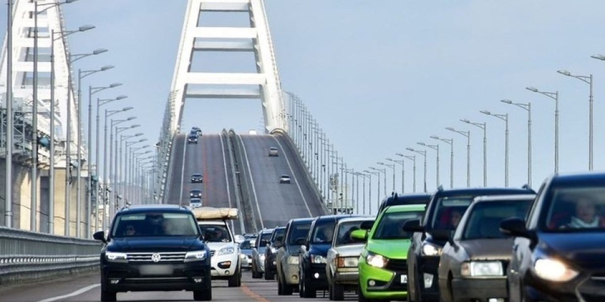 Тысячи туристов в ловушке: 15-километровый затор парализовал подъезд к Крымскому мосту со стороны Керчи Тысячи туристов в ловушке: 15-километровый затор парализовал подъезд к Крымскому мосту со стороны Керчи