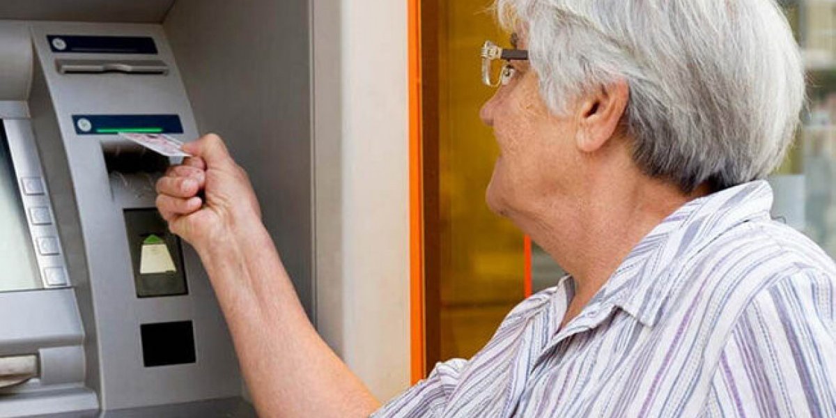 «Вторые руки»: Как с 1 сентября пенсионеры смогут защитить свои карты от мошенников «Вторые руки»: Как с 1 сентября пенсионеры смогут защитить свои карты от мошенников