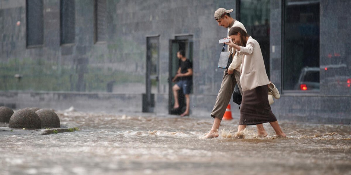 Юг России в осадной полосе: Вильфанд объяснил причину экстремальных гроз и шквалов