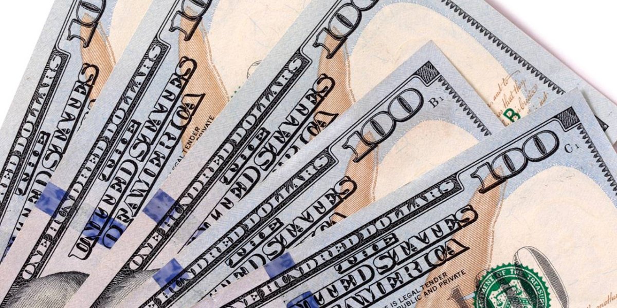 Доллар обвалился до 77 рублей: рекордное падение на фоне равнодушия россиян