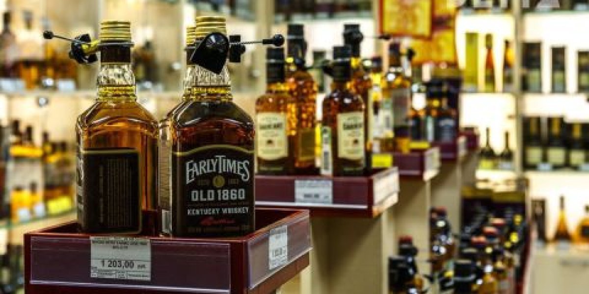 Лицензия на каждую кассу: Как реформа алкогольного рынка ударит по магазинам «у дома» Лицензия на каждую кассу: Как реформа алкогольного рынка ударит по магазинам «у дома»