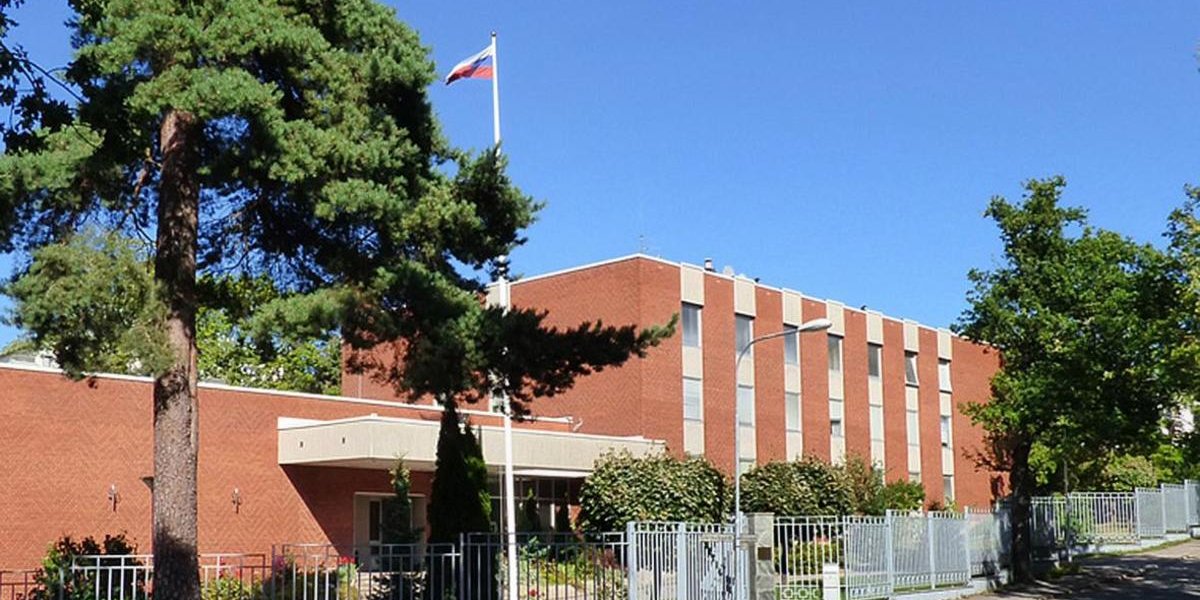 Систематические атаки на российское посольство в Швеции: нарушение международного права и дипломатический кризис