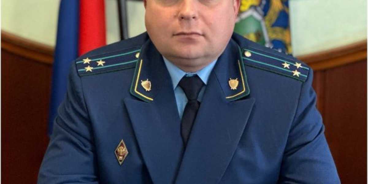 «Белгород бомбят, а они набивают карманы»: Цыганова показала фото прокурора, у которого на лице всё написано