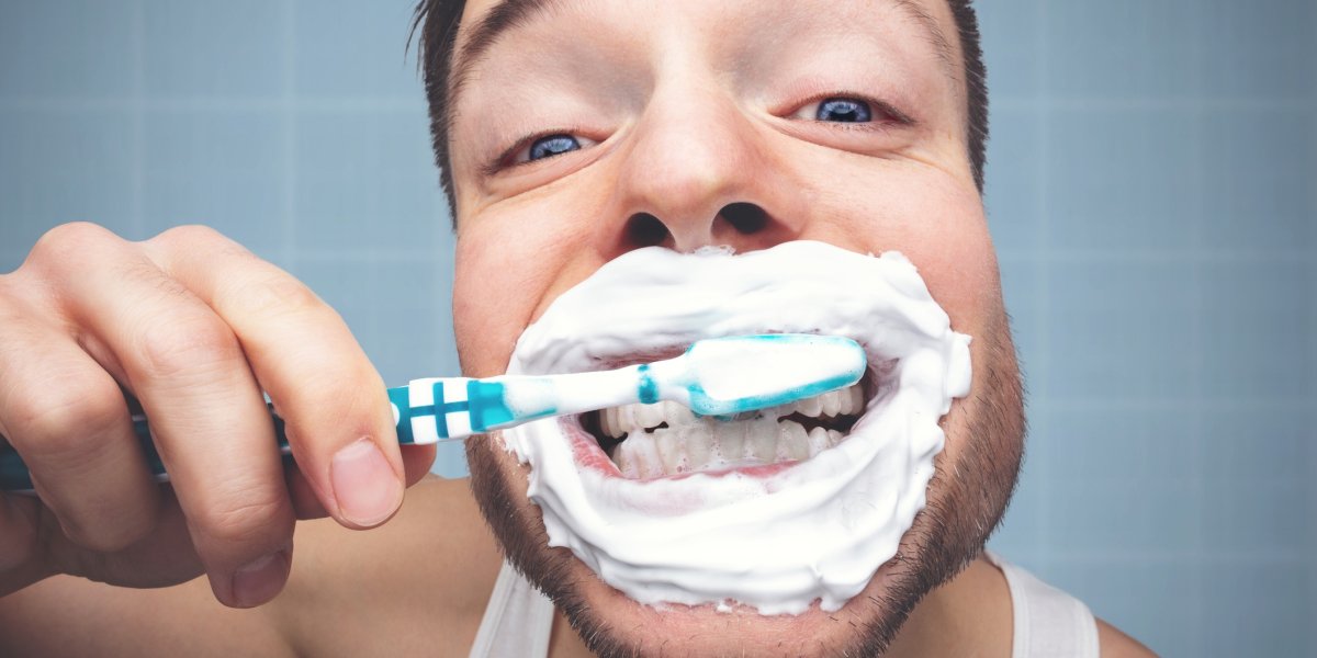 Стоматолог открыл секрет идеальной чистки зубов: почему нужно забыть о полоскании рта