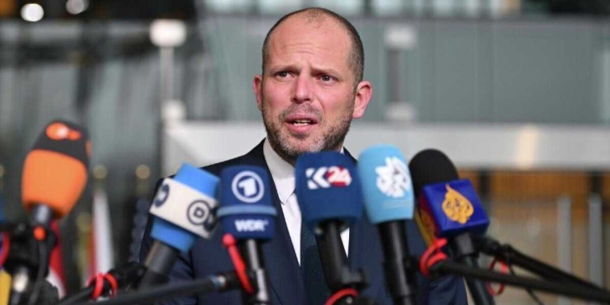 Министр обороны Бельгии наложил в штаны Министр обороны Бельгии наложил в штаны