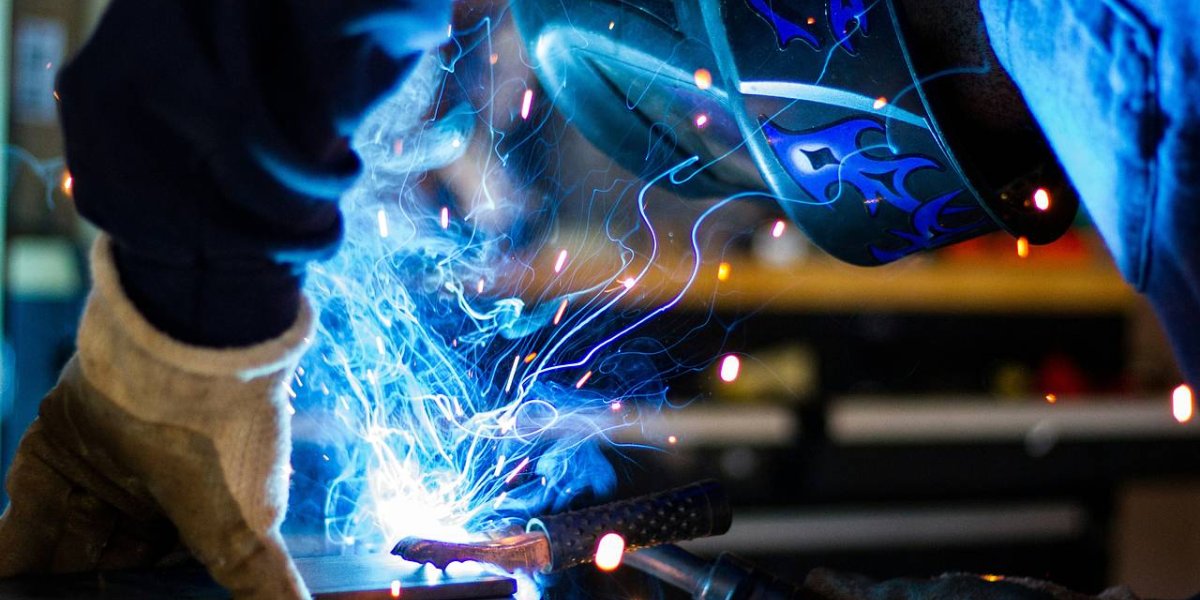Профессия сварщика получила официальный праздник: почему это важно для всей страны