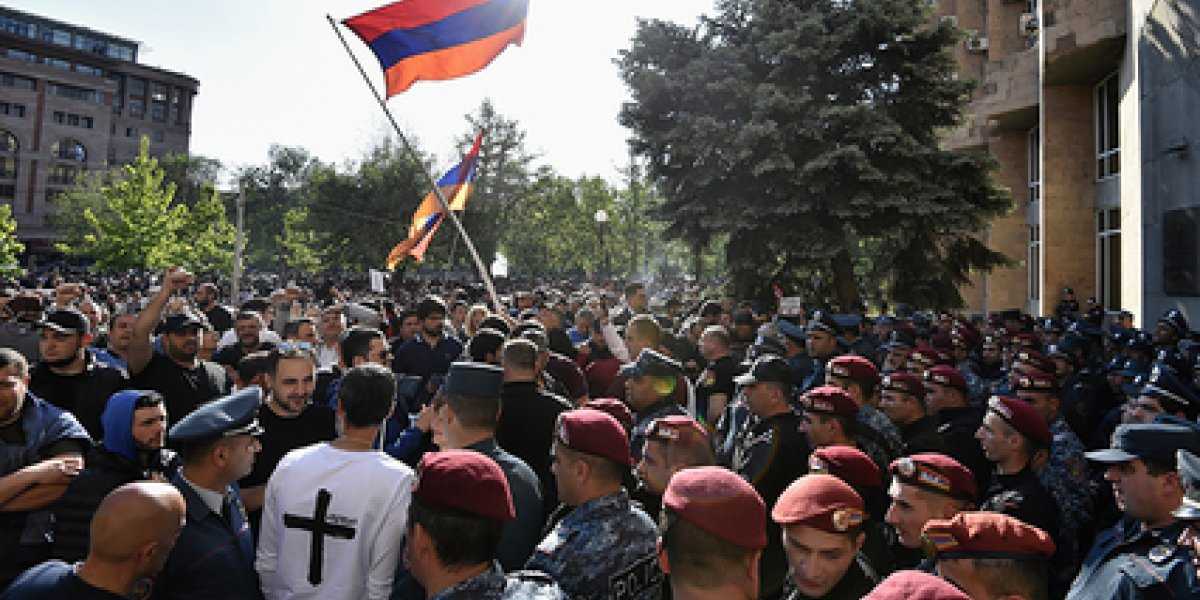 Поцелуй Армении — удар в спину России Поцелуй Армении — удар в спину России