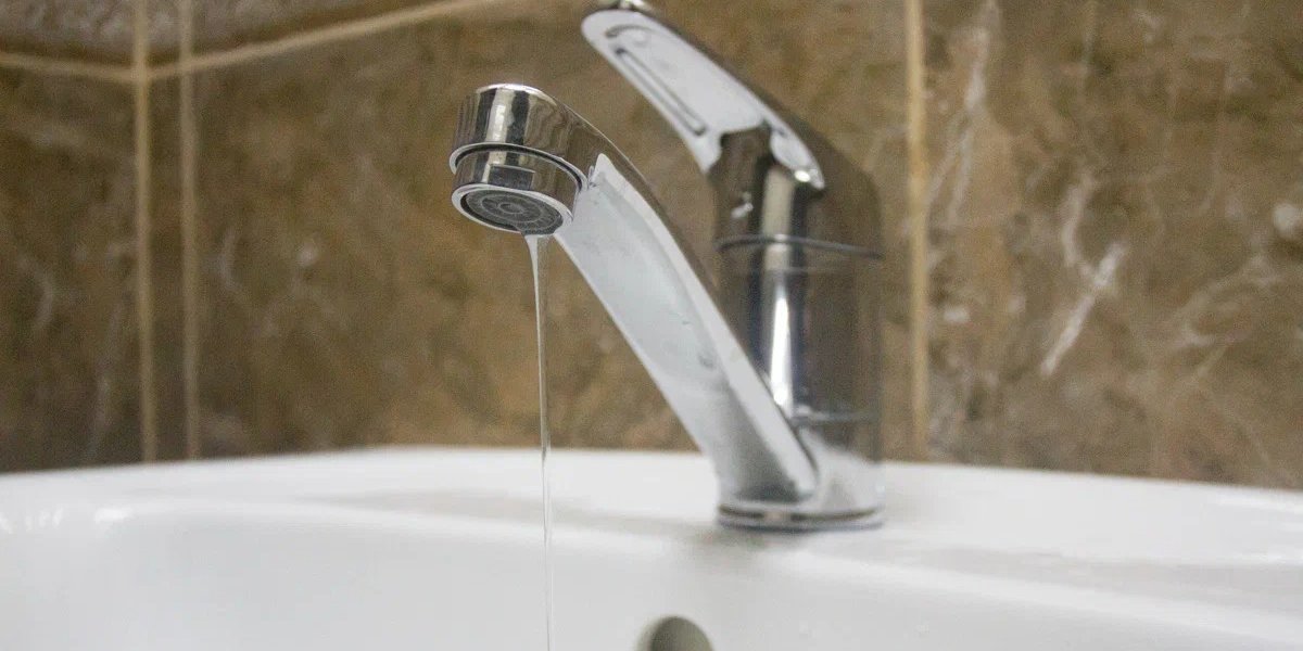 Холодная горячая вода: как россияне могут вернуть деньги за некачественную коммунальную услугу