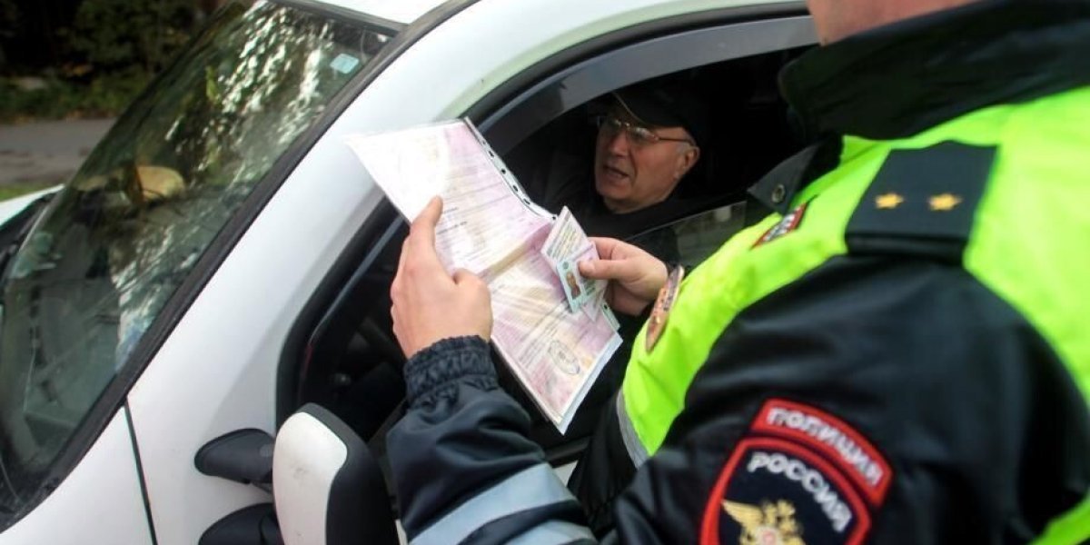 Не нарушая закон: какие бумаги водитель по правилам может оставить в кармане при проверке Не нарушая закон: какие бумаги водитель по правилам может оставить в кармане при проверке