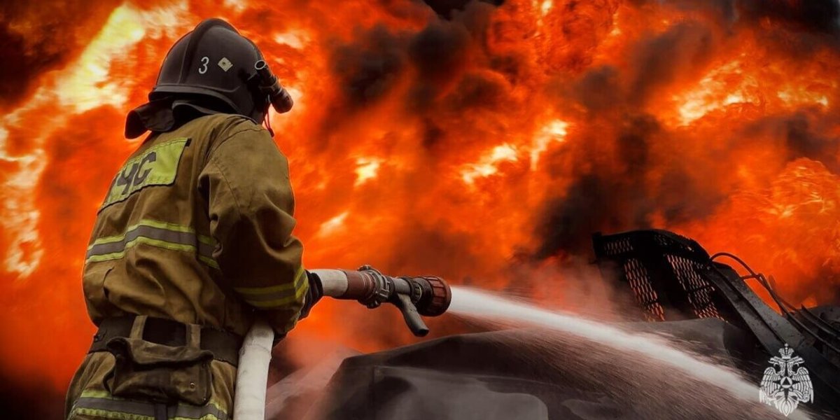 Массированный удар по Волгограду: что известно о пожаре на нефтебазе после падения обломков БПЛА Массированный удар по Волгограду: что известно о пожаре на нефтебазе после падения обломков БПЛА